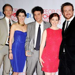 Los protagonistas de 'Cómo conocí a vuestra madre' con su premio People's Choice Awards 2012