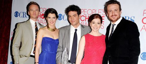 Los protagonistas de 'Cómo conocí a vuestra madre' con su premio People's Choice Awards 2012