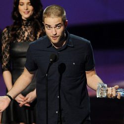 Robert Pattinson recoge un premio en los People Choice Awards 2012
