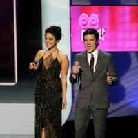 Vanessa Hudgens y Josh Hutcherson en la gala de los People's Choice Awards 2012