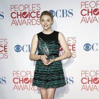 Chloe Grace Moretz posa con el premio en los People's Choice Awards 2012