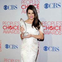 Lea Michele posa con su premio en los People's Choice Awards 2012