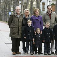 Juan Urdangarín, Claire Liebaert, la Infanta Cristina e Iñaki Urdangarin y sus cuatro hijos en Vitoria
