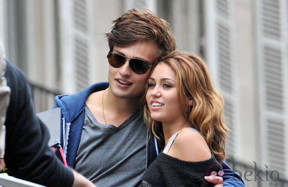 Miley Cyrus y Douglas Booth en el rodaje de 'LOL'