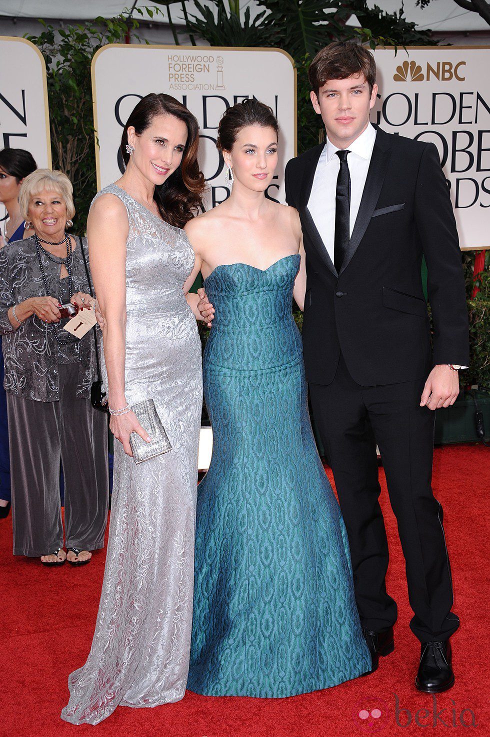 Andie MacDowell en la alfombra roja de los Globos de Oro 2012