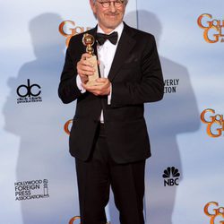 Steven Spielberg posa con su Globo de Oro 2012