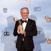 Steven Spielberg posa con su Globo de Oro 2012