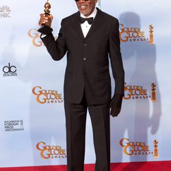 Morgan Freeman posa con su Globo de Oro 2012