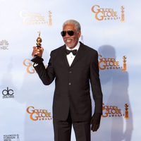 Morgan Freeman posa con su Globo de Oro 2012