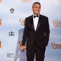 George Clooney posa con su Globo de Oro 2012