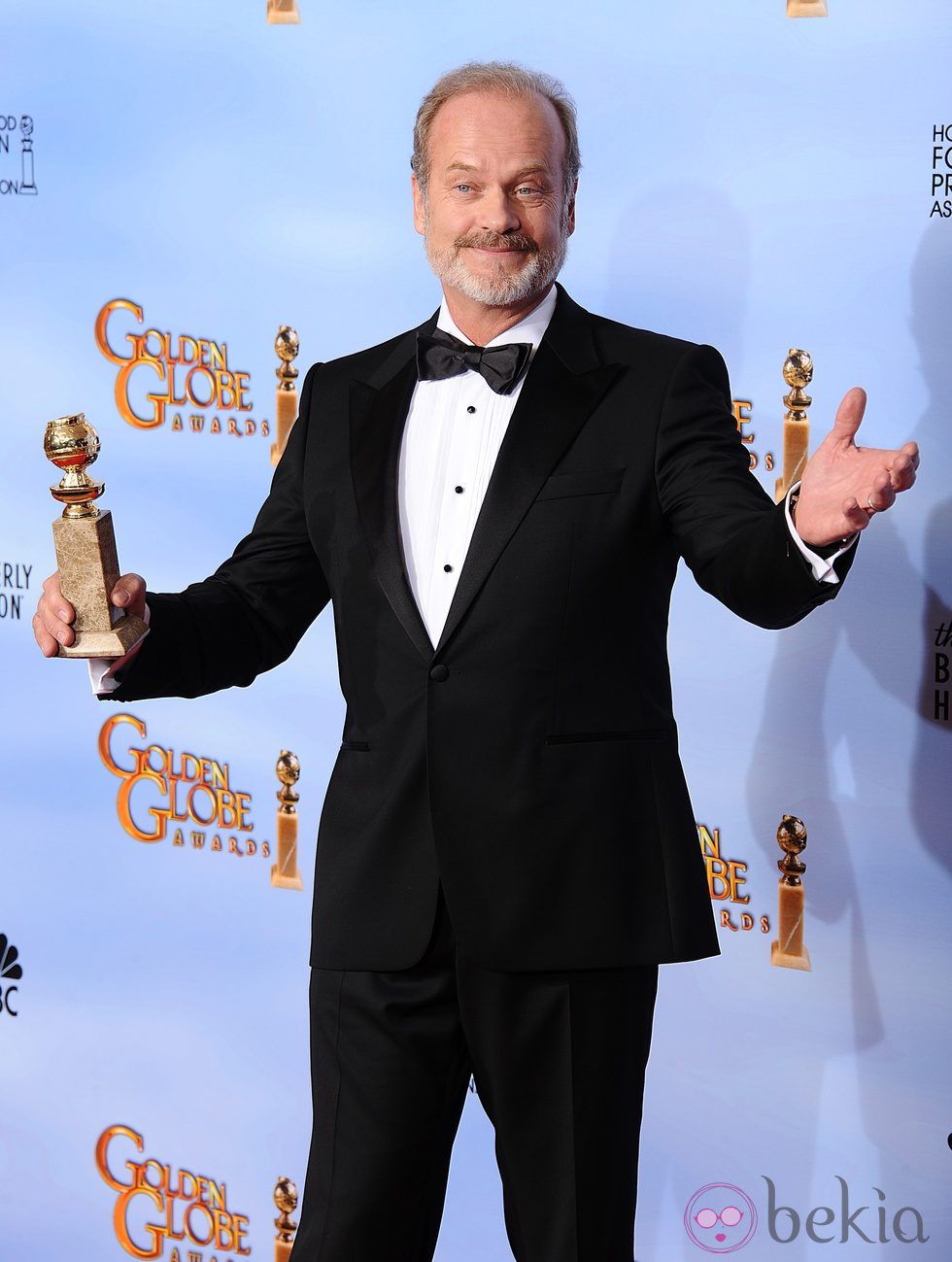 Kelsey Grammer posa con su Globo de Oro 2012