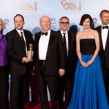 El equipo de la serie 'Downton Abbey' posa con su Globo de Oro 2012