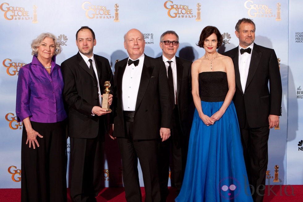 El equipo de la serie 'Downton Abbey' posa con su Globo de Oro 2012