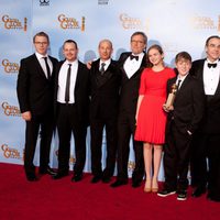 El equipo de la serie 'Homeland' posa con su Globo de Oro 2012