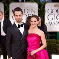 Natalie Portman con su marido en la alformbra roja de los Globos de Oro 2012