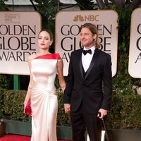 Angelina Jolie y Brad Pitt en la alfombra roja de los Globos de Oro 2012