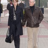 Josep Piqué y Gloria Lomana llegan al tanatorio donde se encuentra Ramón Rato