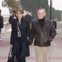Josep Piqué y Gloria Lomana llegan al tanatorio donde se encuentra Ramón Rato