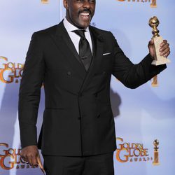 Idris Elba con su Globo de Oro 2012 a Mejor Actor por 'Luther'