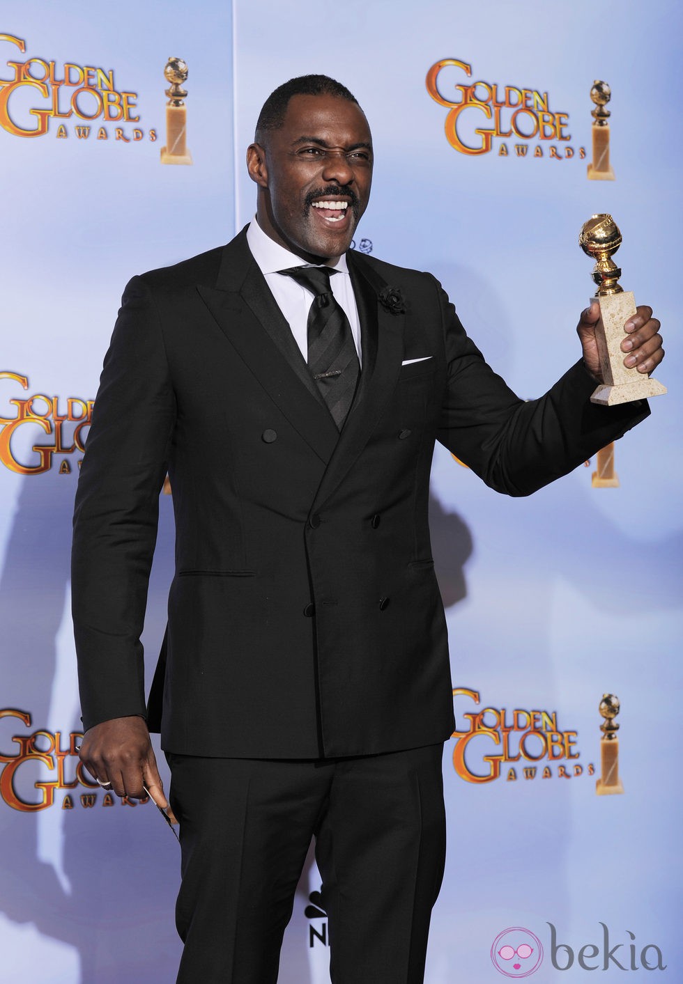 Idris Elba con su Globo de Oro 2012 a Mejor Actor por 'Luther'