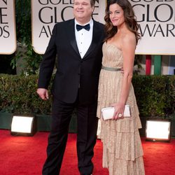 El actor Eric Stonestreet y su pareja, Katherine Tokarz en la alfombra roja de los Globos de Oro 2012