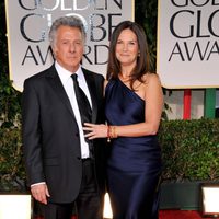 Dustin Hoffman y su mujer Lisa en la alfombra roja de los Globos de Oro 2012