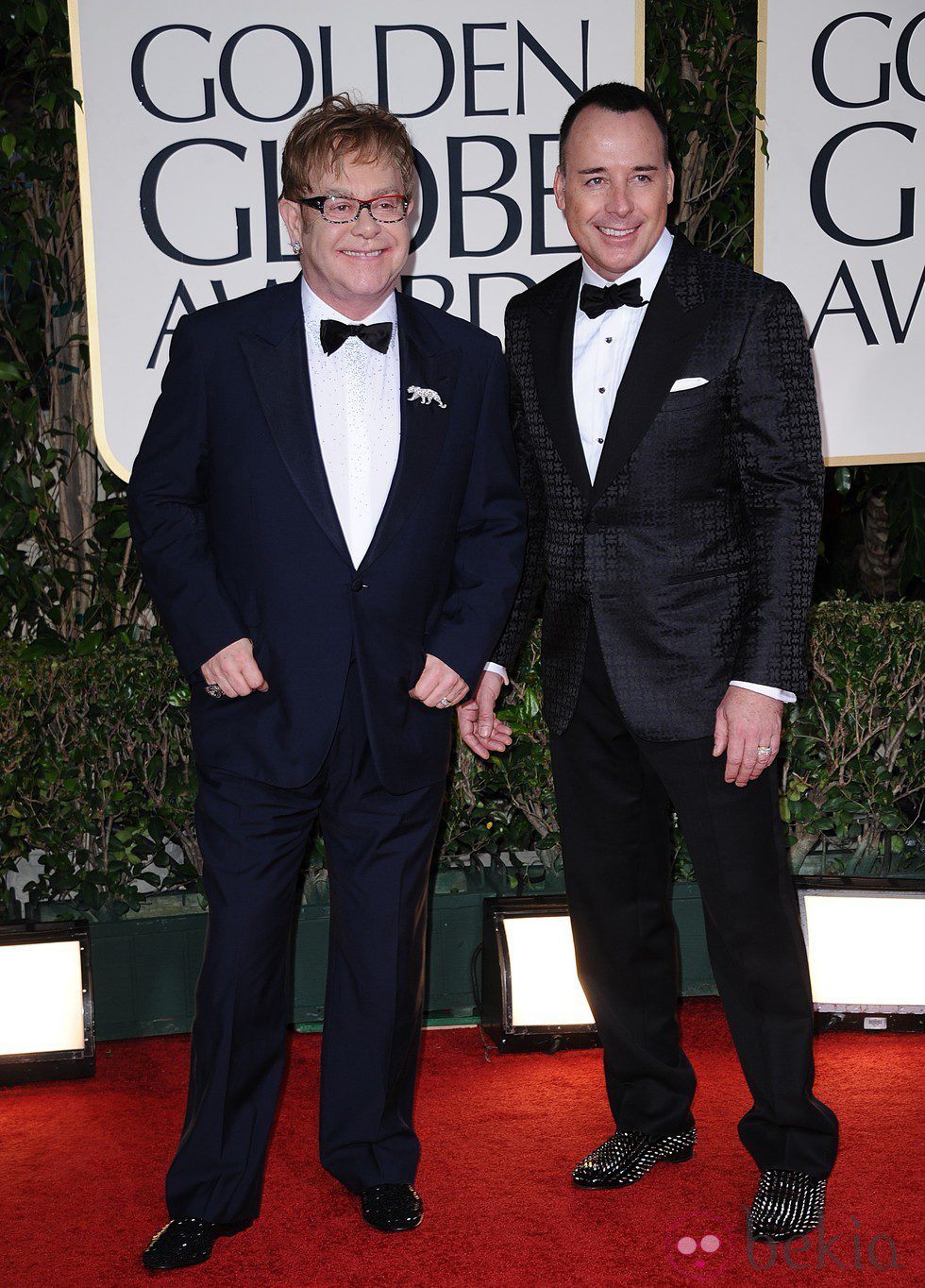 Elton John y David Furnish en la alfombra roja de los Globos de Oro 2012