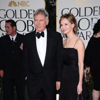 Harrison Ford Y Calista Flockhart en la alfombra roja de los Globos de Oro 2012