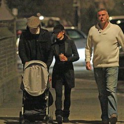 Penélope Cruz y Javier Bardem pasean con su hijo Leo en Londres