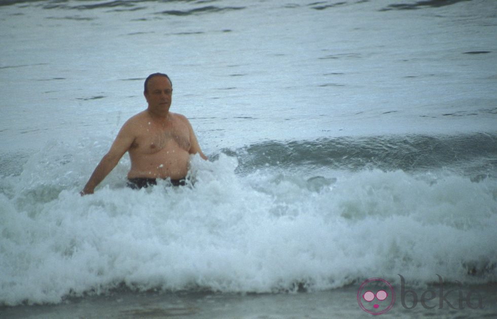 Manuel Fraga bañándose en el mar