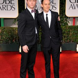 Joseph Gordon Levitt y Will Reiser en la alfombra roja de los Globos de Oro 2012