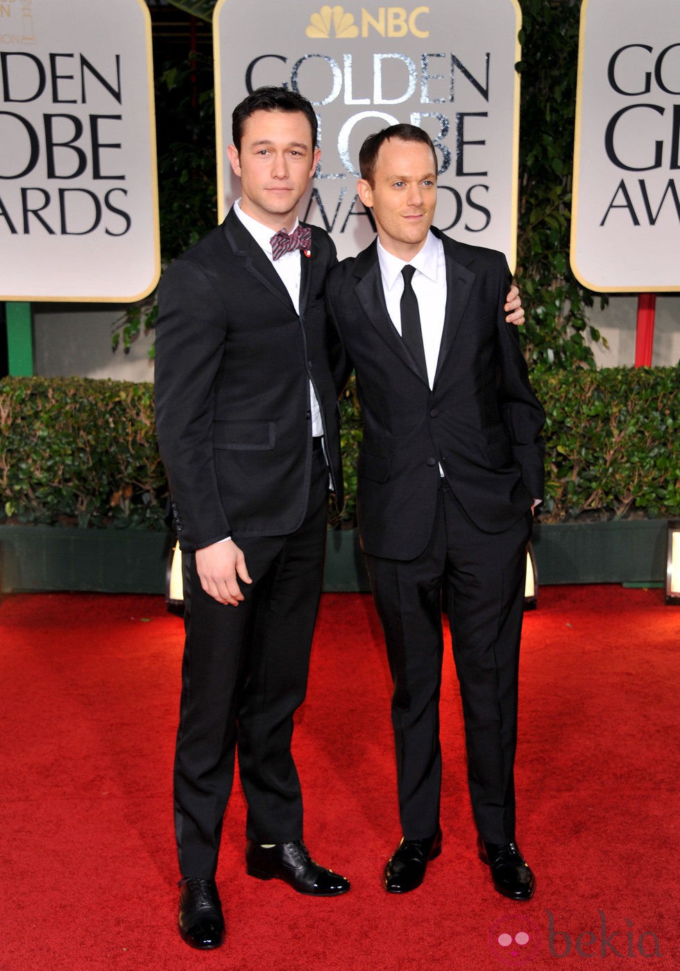 Joseph Gordon Levitt y Will Reiser en la alfombra roja de los Globos de Oro 2012