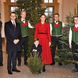 Los Príncipes Victoria y Daniel con su hijo Oscar de Suecia eligiendo el árbol de Navidad 2019