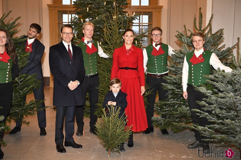 Los Príncipes Victoria y Daniel con su hijo Oscar de Suecia eligiendo el árbol de Navidad 2019