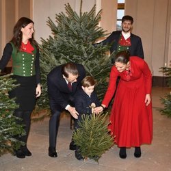 El Príncipe Oscar de Suecia eligiendo con sus padres los Príncipes Victoria y Daniel el árbol de Navidad 2019