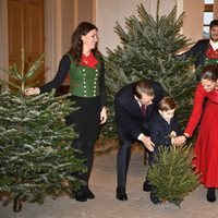 El Príncipe Oscar de Suecia eligiendo con sus padres los Príncipes Victoria y Daniel el árbol de Navidad 2019