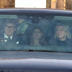Lady Helen Taylor y Timothy Taylor con su hija Estella Taylor en el almuerzo prenavideño 2019 en Buckingham Palace