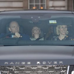 Zara Phillips y Mike Tindall con su hija Mia Tindall en el almuerzo prenavideño 2019 en Buckingham Palace