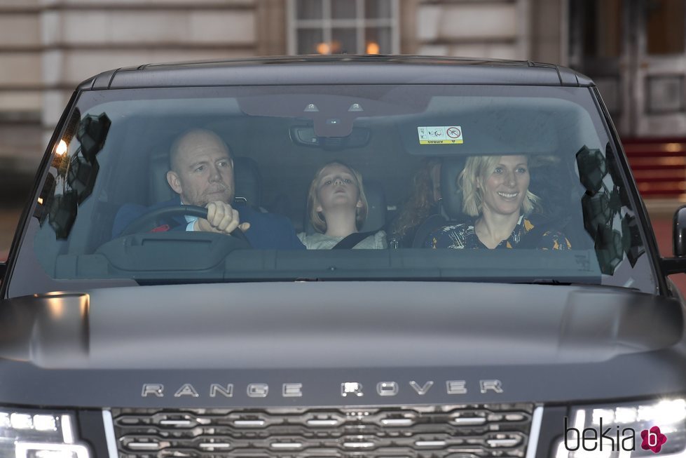 Zara Phillips y Mike Tindall con su hija Mia Tindall en el almuerzo prenavideño 2019 en Buckingham Palace