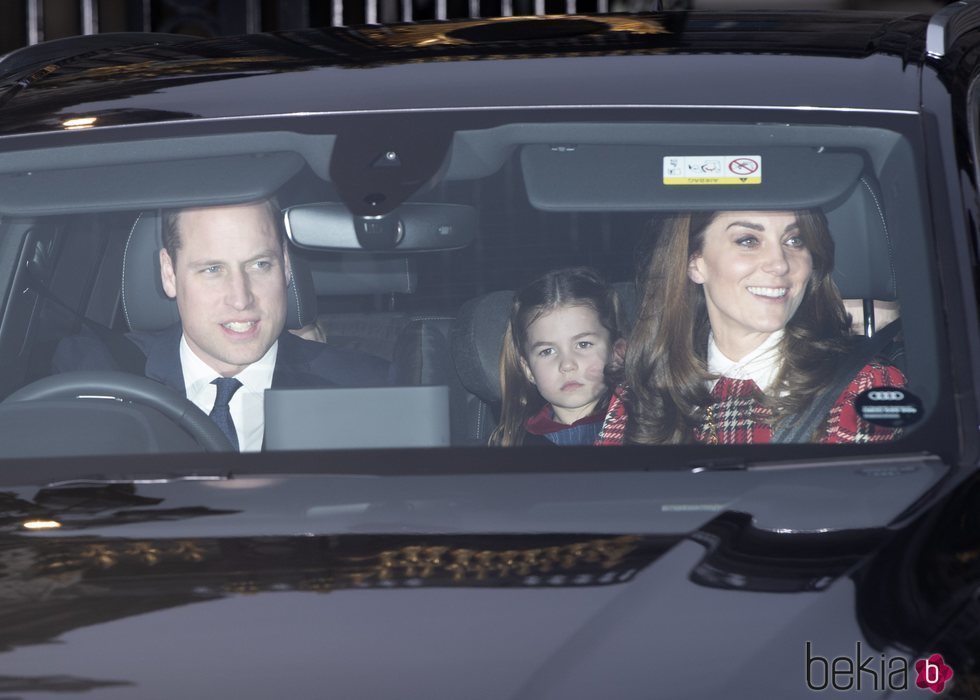 El Príncipe Guillermo, Kate Middleton y la Princesa Carlota en el almuerzo prenavideño 2019 en Buckingham Palace