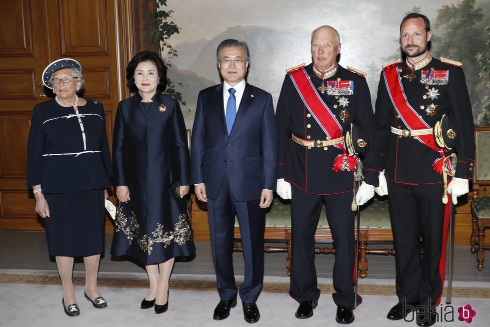 Harald de Noruega, Haakon de Noruega y Astrid de Noruega con el Presidente de Corea del Sur y su esposa