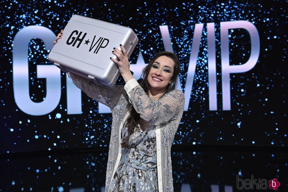 Adara con el maletín de ganadora de 'GH VIP 7'