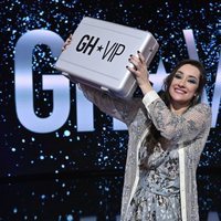Adara con el maletín de ganadora de 'GH VIP 7'