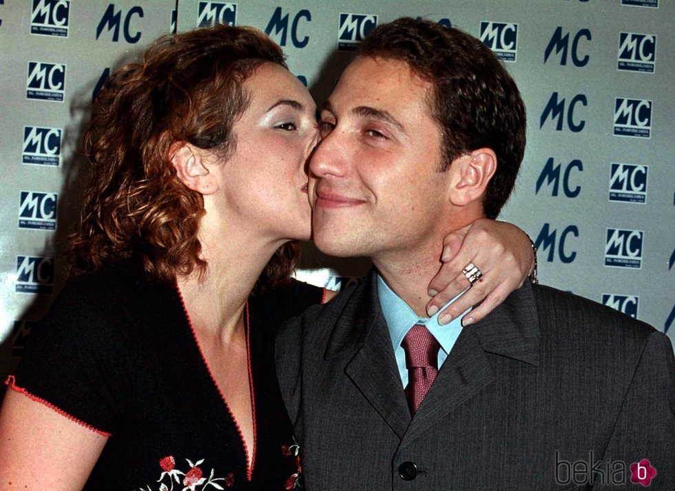 Rocío Carrasco y Antonio David besándose en un evento