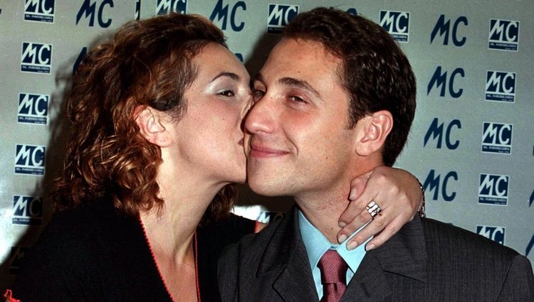 Rocío Carrasco y Antonio David besándose en un evento