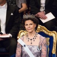 Silvia de Suecia con el conjunto de zafiros Leuchtenberg en la ceremonia de los Premios Nobel 2012