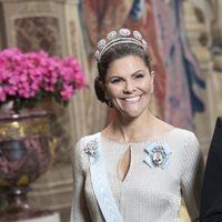 Victoria de Suecia posa muy sonriente con la Tiara de los Seis Botones