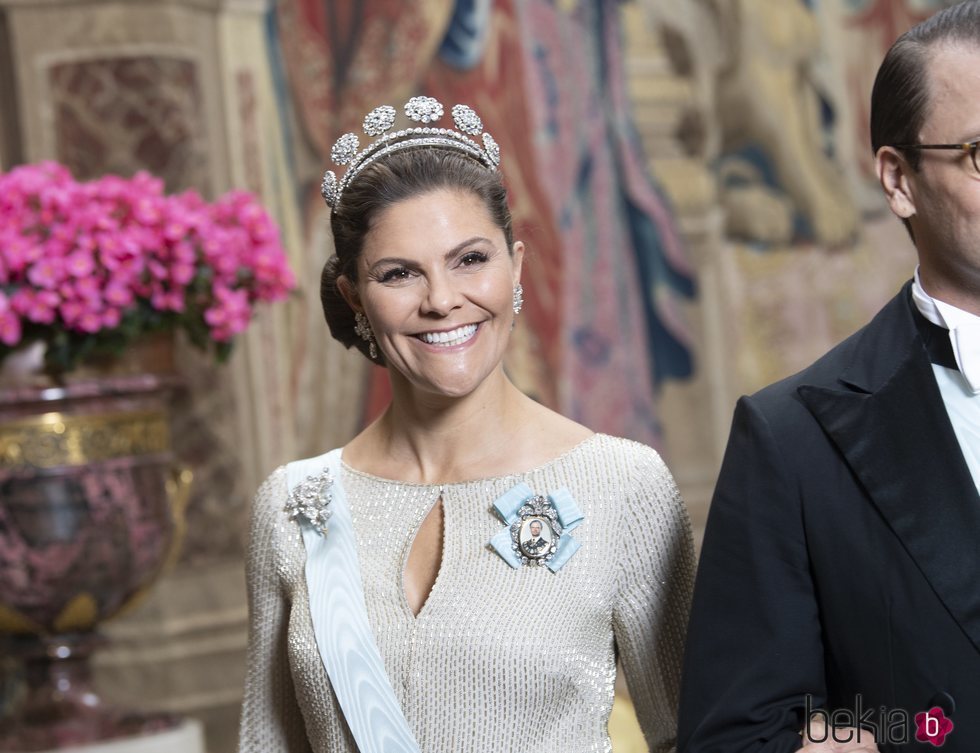 Victoria de Suecia posa muy sonriente con la Tiara de los Seis Botones