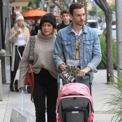 Hilary Duff y su marido Matthew Koma paseando por Los Ángeles con su hija