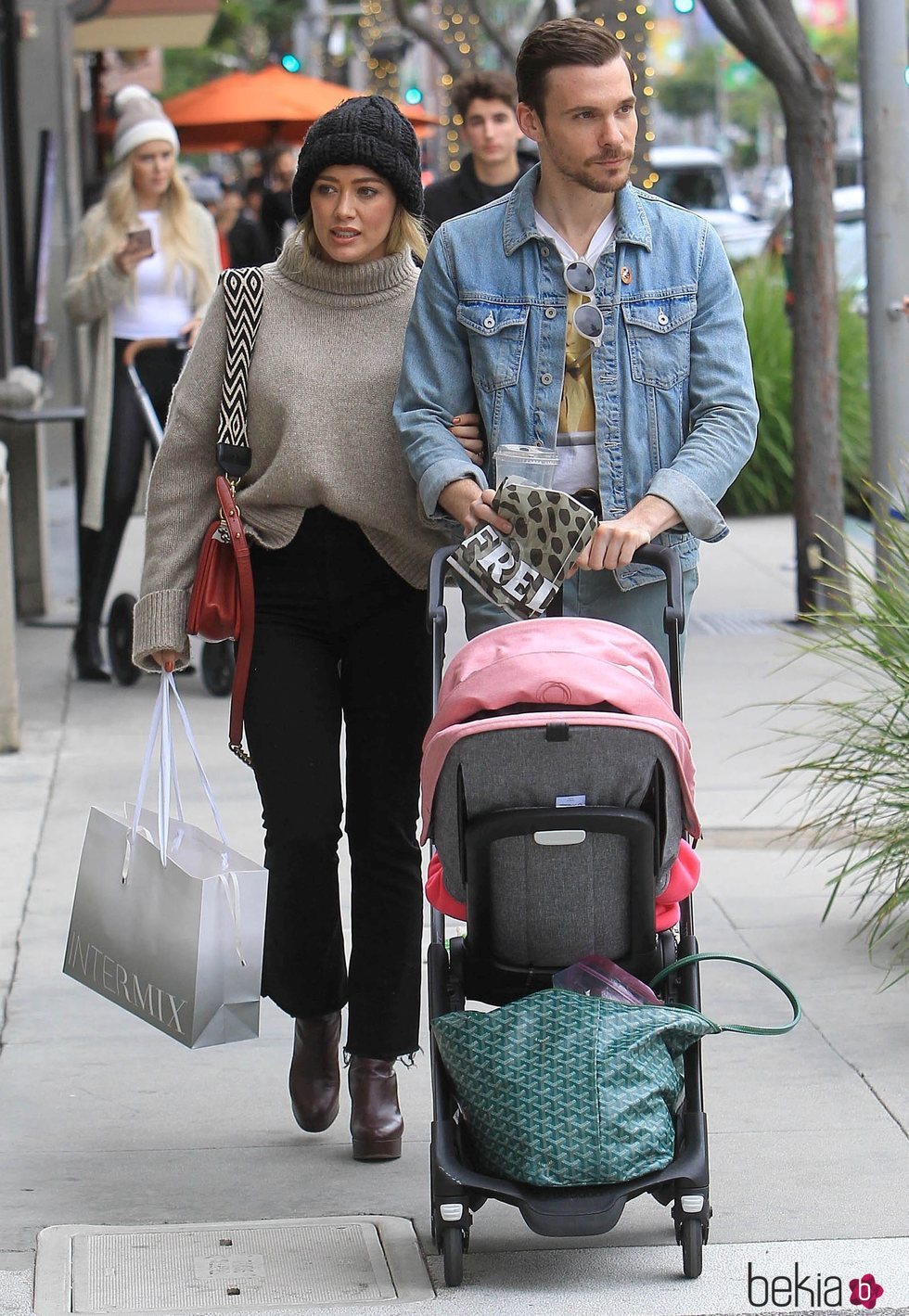 Hilary Duff y su marido Matthew Koma paseando por Los Ángeles con su hija